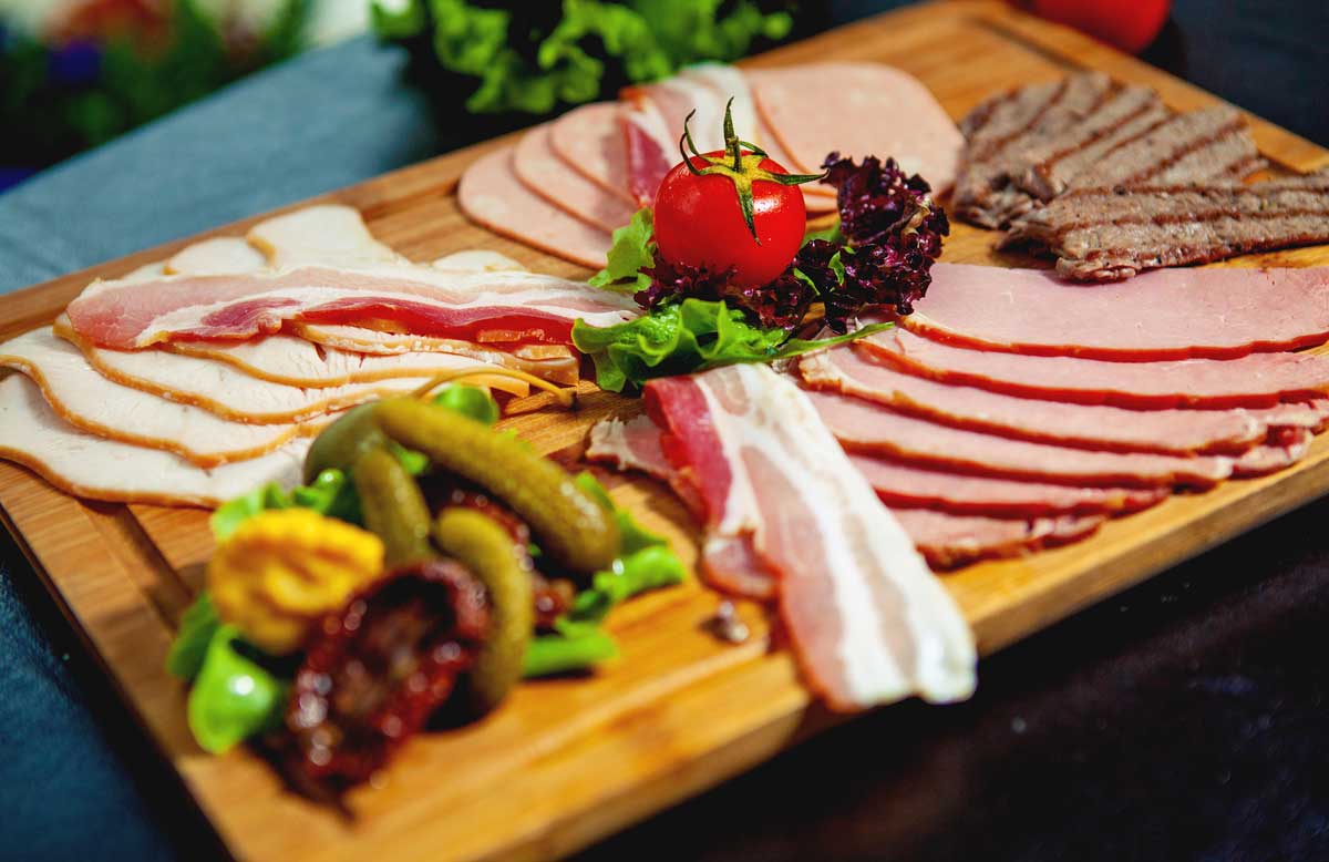 close-up-meat-platter-with-ham-salami-beef-slices-sausage