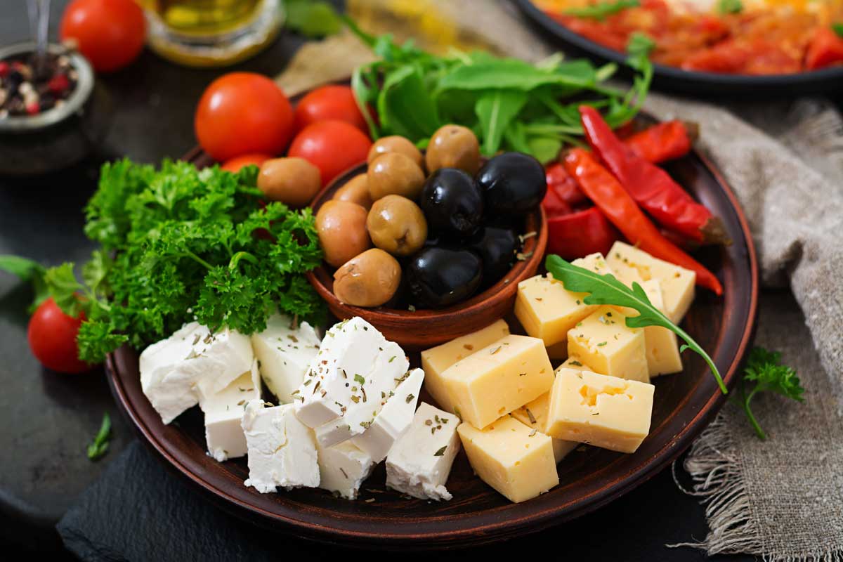 diner-platter-with-olives-cheese-vegetables